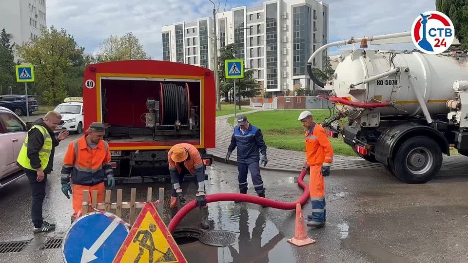 Специалисты водоканала промывают ливневые сети с помощью илососа Бригады работают каждый день и в ясные дни, и в непогоду — чистят решётки и трубы. Для этого специалисты используют илосос, он позволяет откачивать большие...