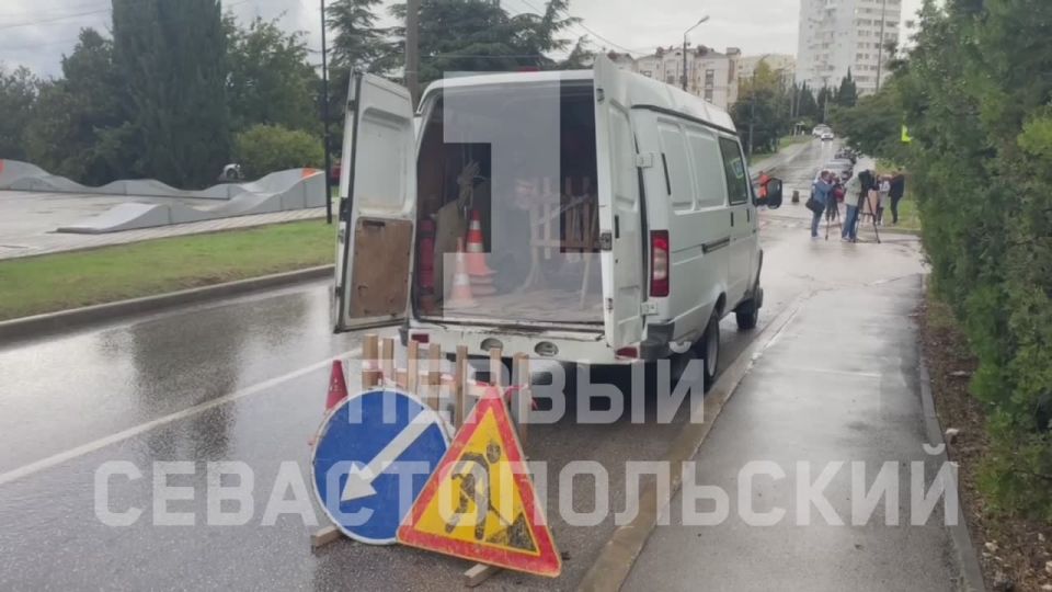 На проспекте Октябрьской Революции чистят ливневую канализацию