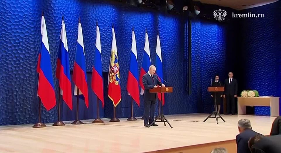 Ко Дню учителя Владимир Путин в центре «Сириус» встречается с педагогами и наставниками участников спецоперации, чтобы вручить им госнаграды