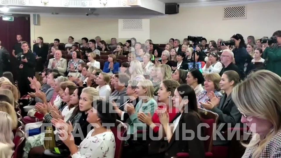 75 севастопольских педагогов школ, средних и высших учебных заведений, работников дошкольного и допобразования чествуют в театре им. Луначарского