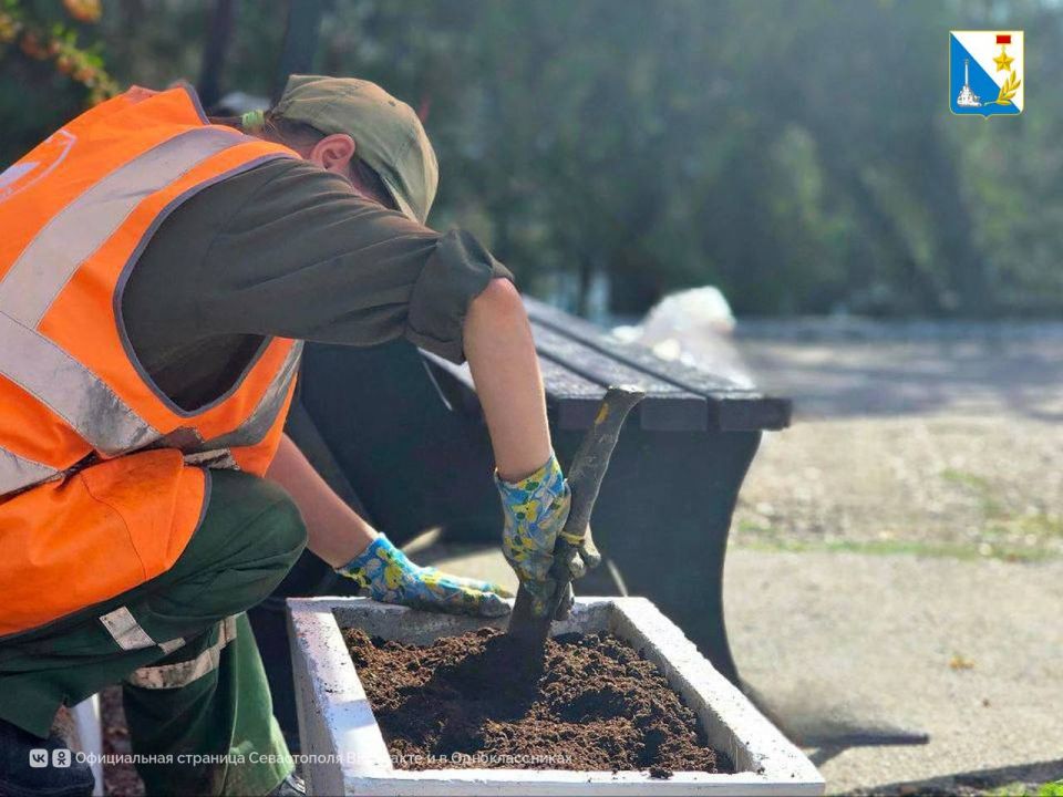 Обновляем скверы. Специалисты «Парков и скверов» приступили к осенним работам на Северной стороне, — начали со сквера памятника Славы воинов 2-й гвардейской армии Обновляем скверы. Специалисты «Парков и скверов» приступили к осенним работам на Северной стороне, — начали со сквера памятника Славы воинов 2-й гвардейской армии