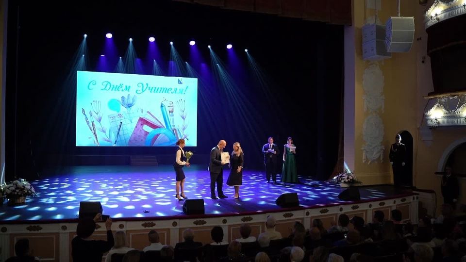 Михаил Развожаев: Сегодня в театре имени А. В. Луначарского в торжественной обстановке поздравил севастопольских учителей с предстоящим профессиональным праздником и вручил им награды