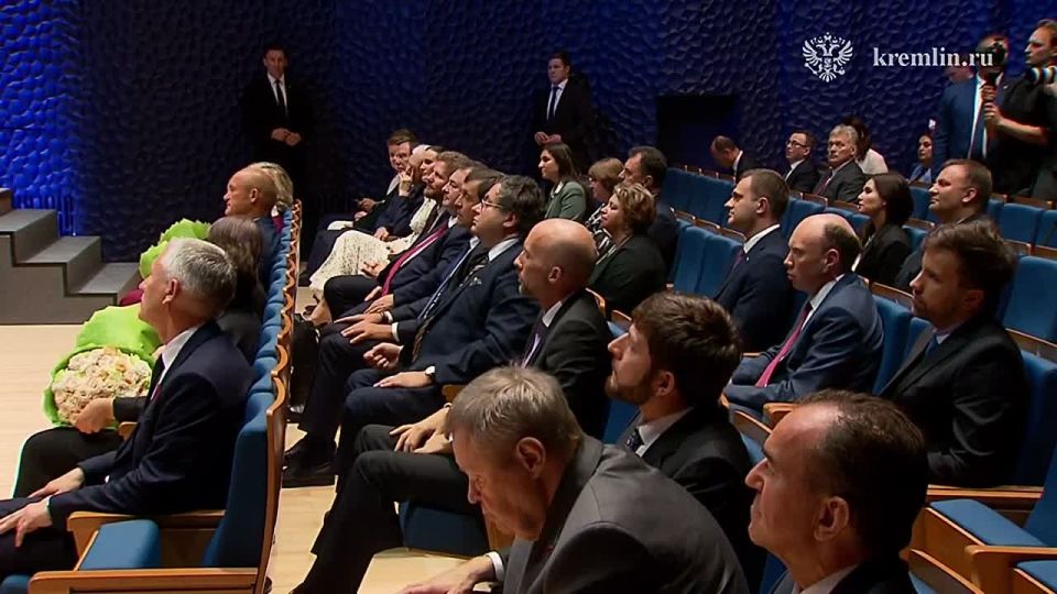 Владимир Путин поздравил всех педагогов России с приближающимся праздником – Днём учителя
