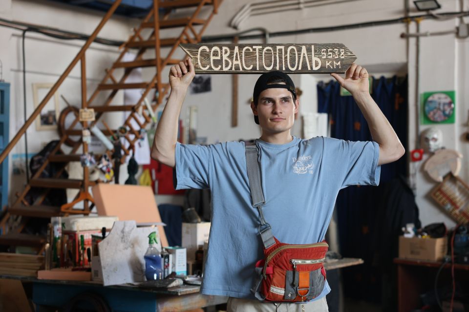 Артист театра Луначарского установил указатель с Севастополем в самом северном морском порте России