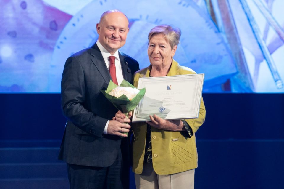 Михаил Развожаев: Сегодня в театре имени А. В. Луначарского в торжественной обстановке поздравил севастопольских учителей с предстоящим профессиональным праздником и вручил им награды Михаил Развожаев: Сегодня в театре имени А. В. Луначарского в торжественной обстановке поздравил севастопольских учителей с предстоящим профессиональным праздником и вручил им награды