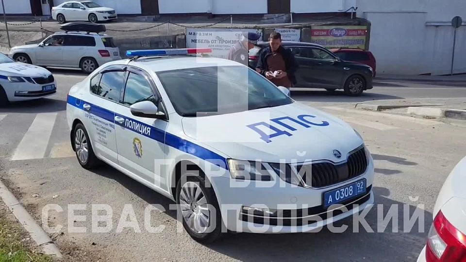 Скрытый патруль дежурил сегодня на дорогах Севастополя – сотрудники ГАИ, сидя в карете скорой помощи, искали в потоке тех, кто не уступает дорогу спецтранспорту