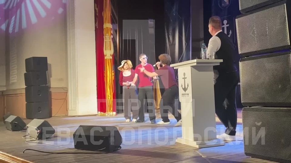В Доме офицеров ЧФ состоялся полуфинал Севастопольской официальной лиги КВН