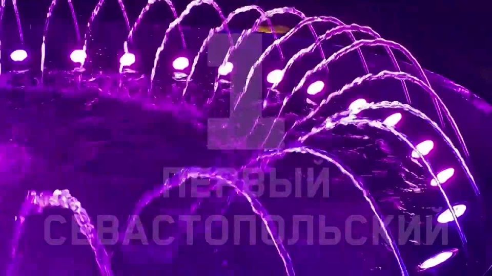 Водно-световое шоу обновлённого фонтана возле ДДЮТ по вечерам собирает маленьких зрителей и их родителей
