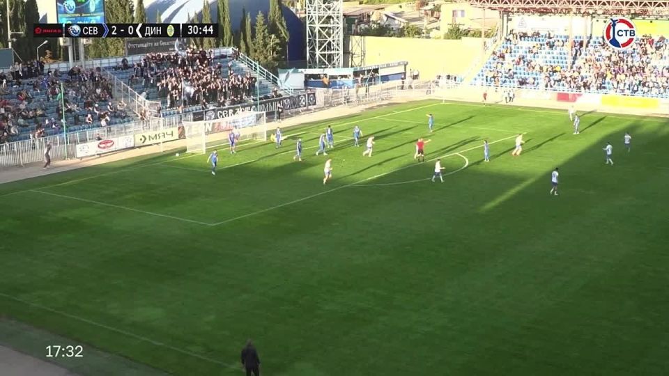 Счет 2:1. «Севастополь» пропускает мяч, и в наши ворота «Динамо Ставрополь» забивает гол