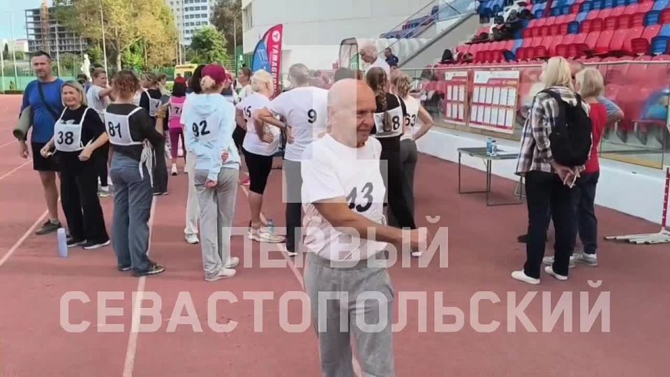 На стадионе СОК им. 200-летия Севастополя проходит акция «От знака ГТО к активному долголетию»