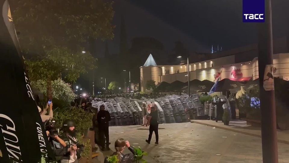 В Тбилиси не утихают протесты после муниципальных выборов, на которых победу, предварительно, одержала правящая партия «Грузинская мечта»
