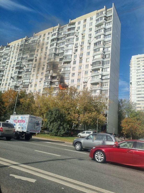 На юго-западе Москвы в Зюзино на Балаклавском проспекте произошел пожар в жилом доме