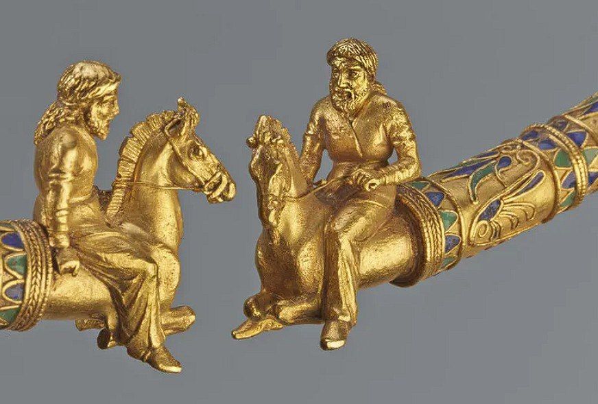 «На скелете нашли подвески с головой Афины и серьги тончайшей работы, а рядом — зеркало и серебряное веретено. В руках у женщины был сосуд с изображением скифов...»