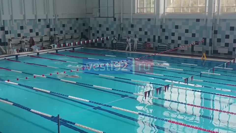 Сегодня в Севастополе проходят соревнования по плаванию «Кубок Защитников Отечества» на призы Заслуженного мастера спорта Андрея Арбузова