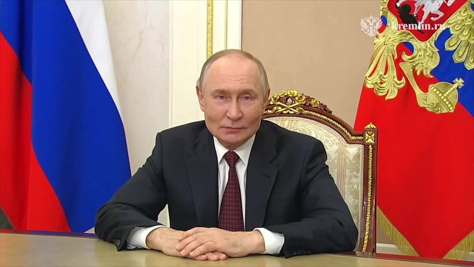Путин поздравил педагогов с Днём учителя