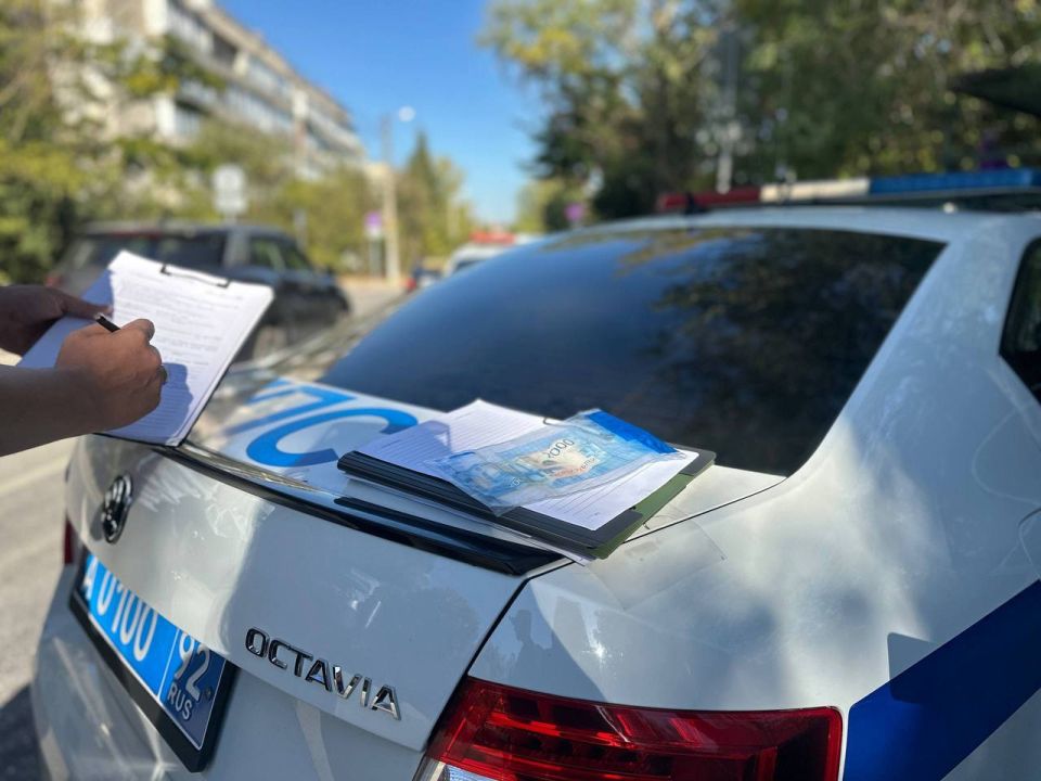 В Севастополе за одни сутки трое водителей попытались дать взятки сотрудникам Госавтоинспекции В Севастополе за одни сутки трое водителей попытались дать взятки сотрудникам Госавтоинспекции