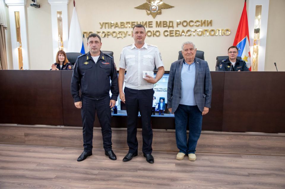 Начальник УМВД России по г. Севастополю генерал-майор полиции Сергей Сигунов поздравил сотрудников уголовного розыска с профессиональным праздником Начальник УМВД России по г. Севастополю генерал-майор полиции Сергей Сигунов поздравил сотрудников уголовного розыска с профессиональным праздником