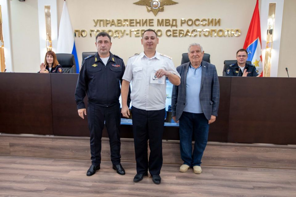 Начальник УМВД России по г. Севастополю генерал-майор полиции Сергей Сигунов поздравил сотрудников уголовного розыска с профессиональным праздником Начальник УМВД России по г. Севастополю генерал-майор полиции Сергей Сигунов поздравил сотрудников уголовного розыска с профессиональным праздником