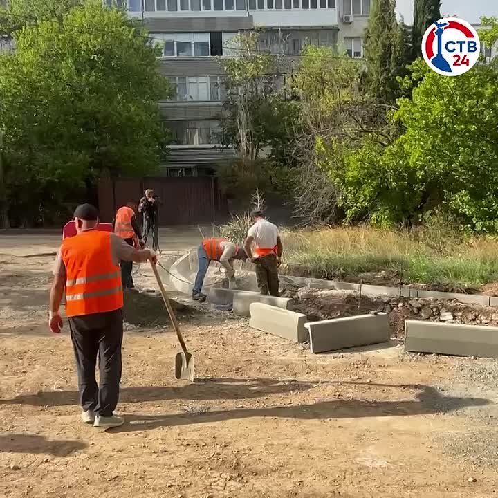 Во дворе на улице Адмирала Фадеева, 27 ремонтируют внутриквартальную дорогу