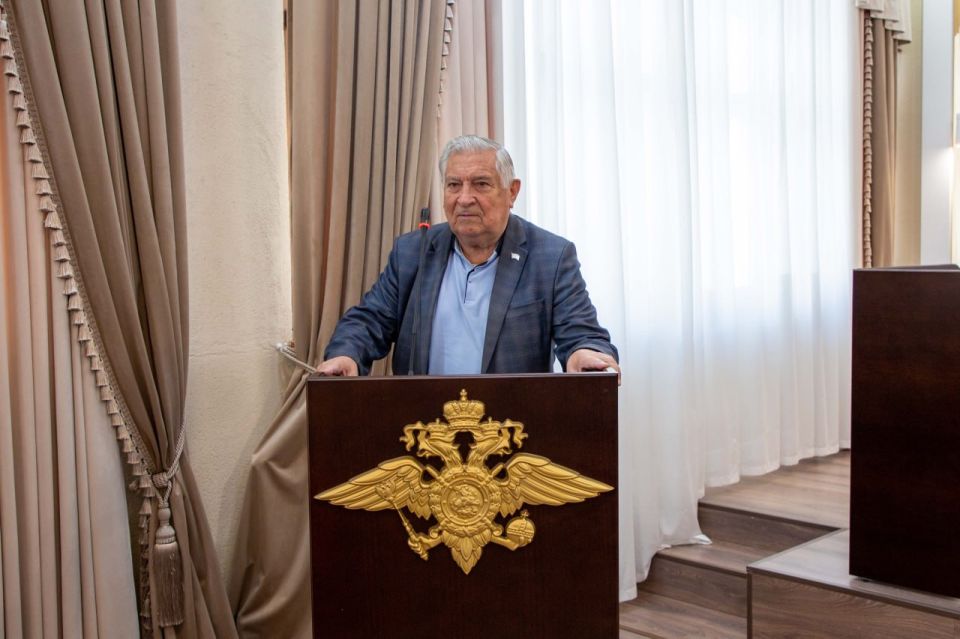 Начальник УМВД России по г. Севастополю генерал-майор полиции Сергей Сигунов поздравил сотрудников уголовного розыска с профессиональным праздником Начальник УМВД России по г. Севастополю генерал-майор полиции Сергей Сигунов поздравил сотрудников уголовного розыска с профессиональным праздником