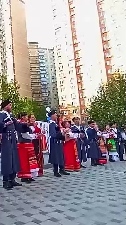 Кокошники, песни, стенка на стенку и смачная гречка: в столице Кубани прошел фестиваль русской и казачьей культуры