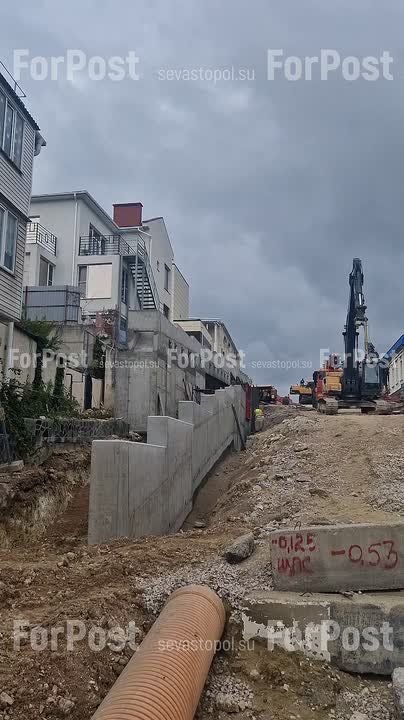 Ремонт подпорных стен на ул. Адмирала Октябрьского продолжается