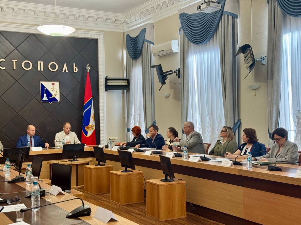 Игорь Михеев: Утром состоялось заседание региональной трехсторонней комиссии по регулированию социально-трудовых отношений Игорь Михеев: Утром состоялось заседание региональной трехсторонней комиссии по регулированию социально-трудовых отношений