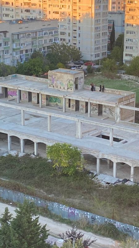 #Нам_пишут. Все чаще на крыше недостроя (Косарева, 23, напротив школы 61) стали находиться дети #Нам_пишут. Все чаще на крыше недостроя (Косарева, 23, напротив школы 61) стали находиться дети