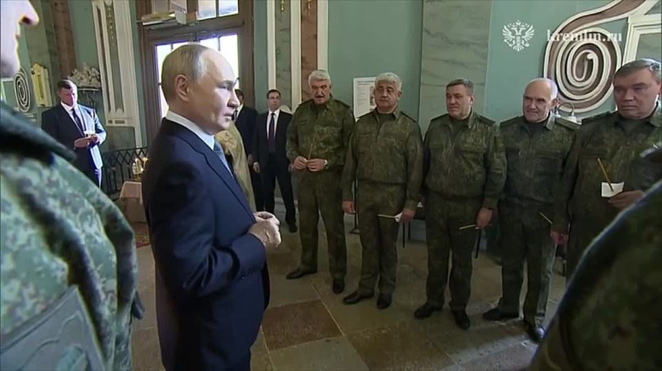 В ходе рабочей поездки Путин вместе с руководством МО, Генштаба и командующими группировками войск в зоне СВО посетил Петропавловский собор в Санкт-Петербурге — Кремль