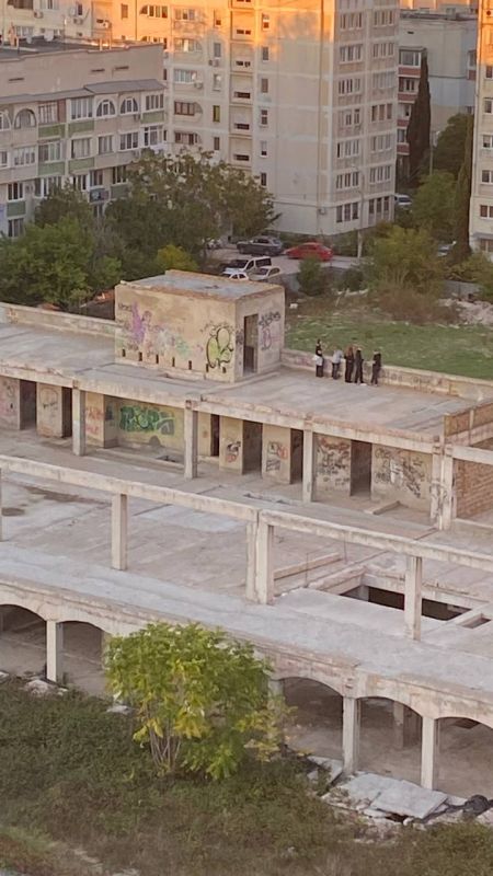 #Нам_пишут. Все чаще на крыше недостроя (Косарева, 23, напротив школы 61) стали находиться дети