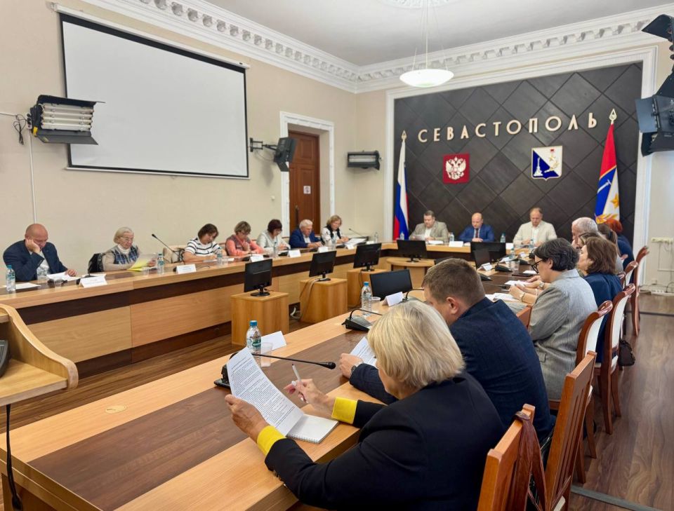 Игорь Михеев: Утром состоялось заседание региональной трехсторонней комиссии по регулированию социально-трудовых отношений Игорь Михеев: Утром состоялось заседание региональной трехсторонней комиссии по регулированию социально-трудовых отношений