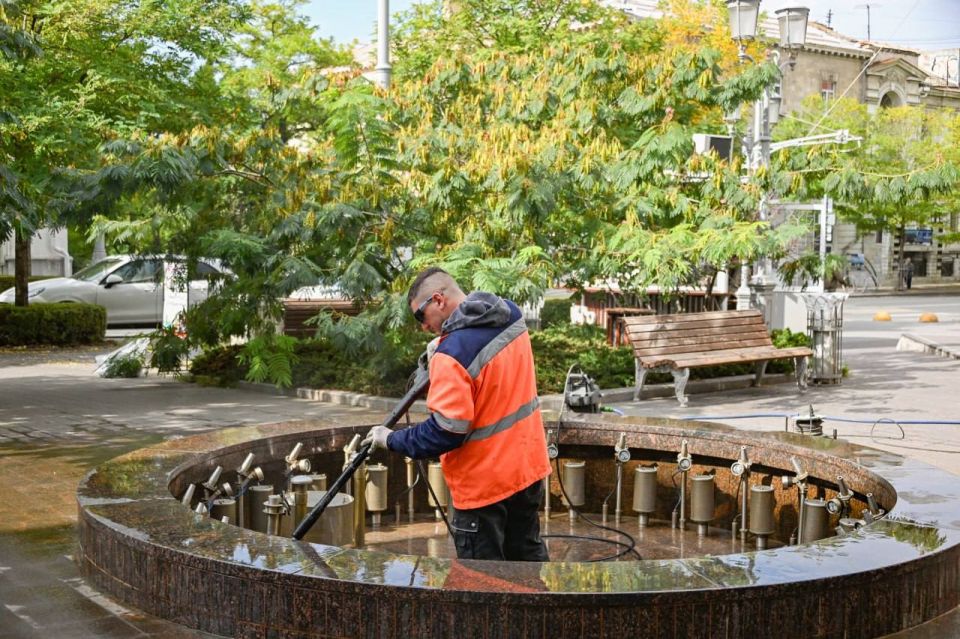 В Севастополе консервируют фонтаны перед наступлением холодов