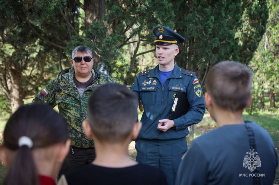 Специалисты МЧС проводят рейды в лесах Севастополя