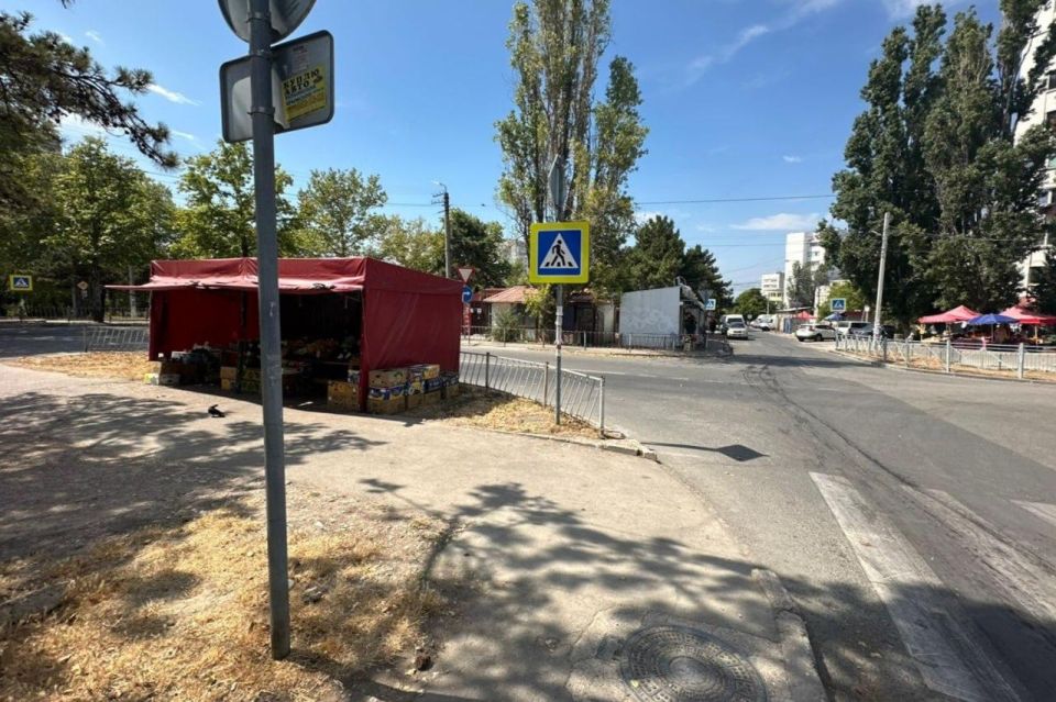 Прокуратура добилась демонтажа торговой палатки в Севастополе, которая ограничивала видимость на дороге