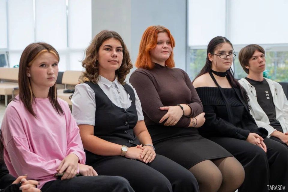 Вместе с начальником Управления по делам молодежи Мариной Юрьевной Слонченко встретились с волонтерами Вместе с начальником Управления по делам молодежи Мариной Юрьевной Слонченко встретились с волонтерами