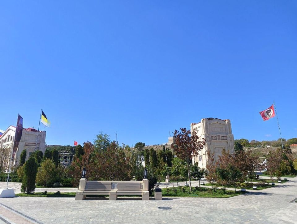 Михаил Онуфриенко: Севастополь. Новый Херсонес, где мирно уживаются, дополняют и совсем не мешают друг другу Нерукотворный Спас, Красное и Русское имперское знамя - символ единой и неделимой нашей истории