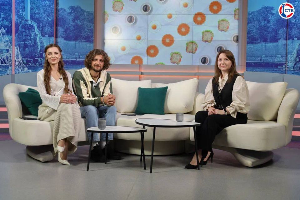 Искренние улыбки и полезные советы: гости и ведущие уже настроены на отличный эфир! Присоединяйтесь к отличной компании в программе «Доброе утро, Севастополь!»