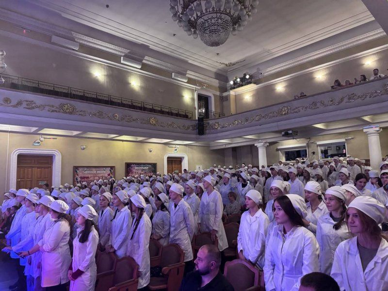 Первокурсников Севастопольского медицинского колледжа посвятили в студенты Первокурсников Севастопольского медицинского колледжа посвятили в студенты