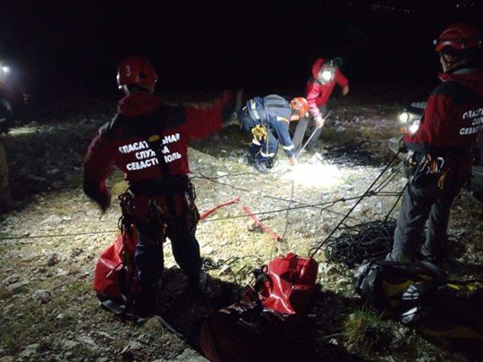 Спасатели Севастополя вызволили 5 альпинистов из опасной ловушки за одну ночь
