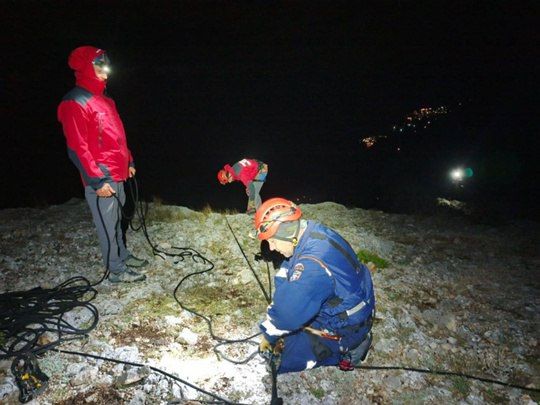 Спасатели Севастополя вызволили 5 альпинистов из опасной ловушки за одну ночь Спасатели Севастополя вызволили 5 альпинистов из опасной ловушки за одну ночь