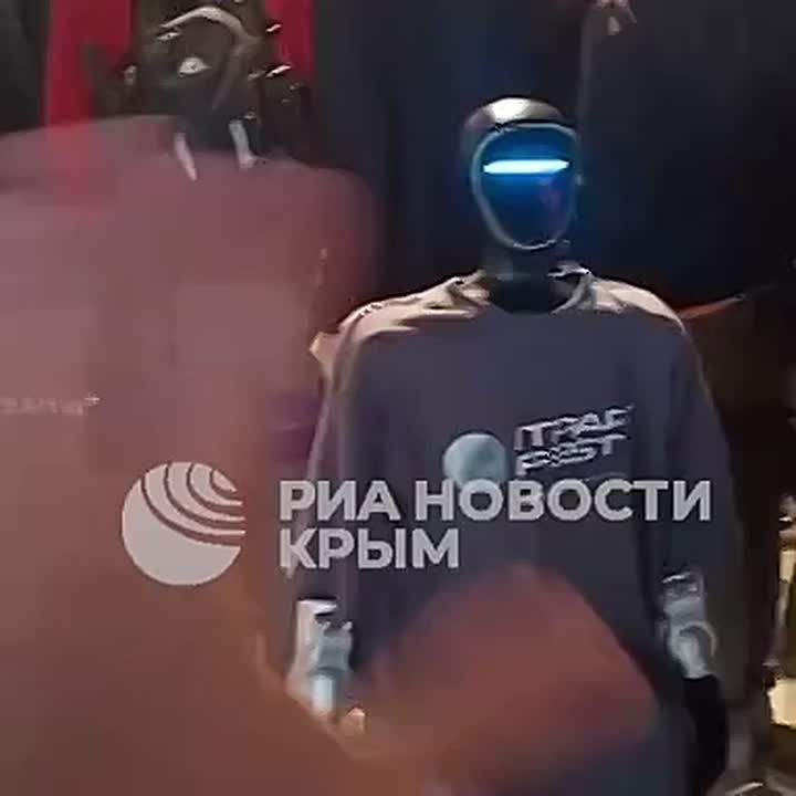 Гостей фестиваля информационных технологий в Севастополе приветствует робот