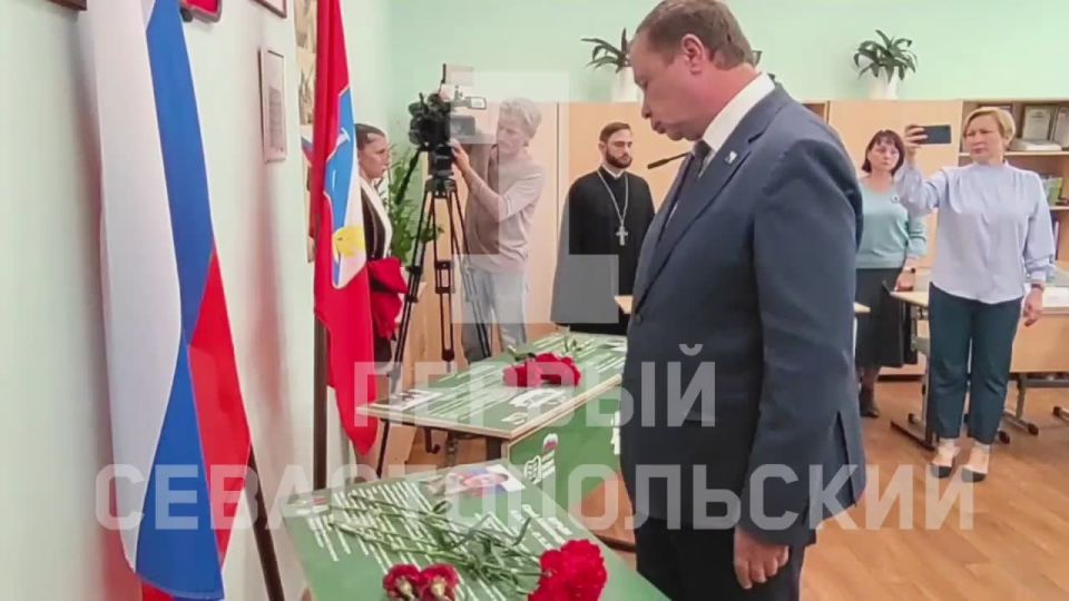 В севастопольской школе № 40 открыли «Парты героев» в память о погибших бойцах СВО Никите Королёве и Юрии Бурьяне