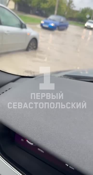 Проливной дождь затопил дороги в Симферополе