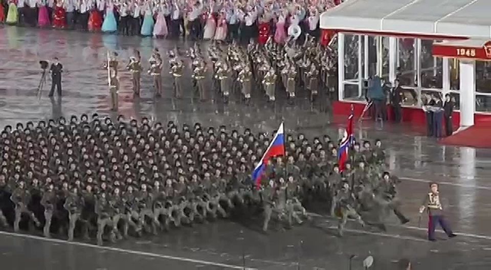 Бойцы КНДР, участвовавшие в освобождении Курской области, триумфально прошли на параде в Пхеньяне с флагами РФ и Северной Кореи под песню «Служить России»