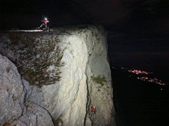 Спасатели Севастополя вызволили 5 альпинистов из опасной ловушки за одну ночь Спасатели Севастополя вызволили 5 альпинистов из опасной ловушки за одну ночь