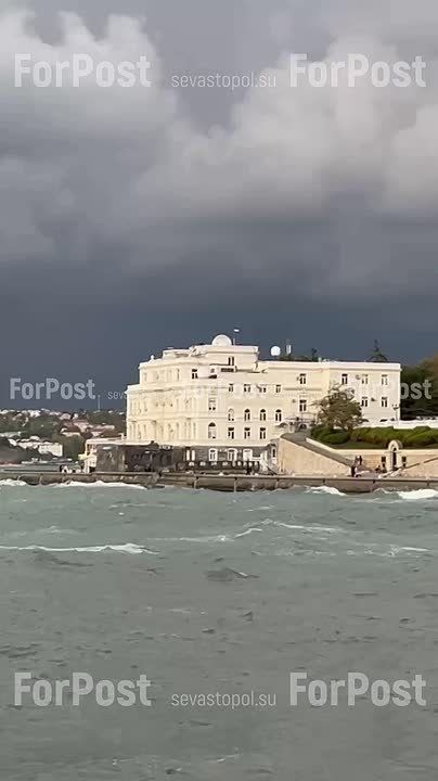 В Севастополе штормит. Из-за непогоды остановились паромы