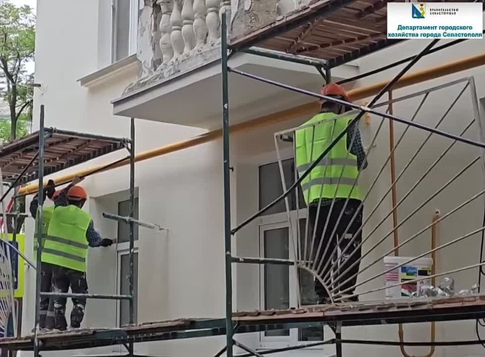 В Севастополе ведется капитальный ремонт фасада дома №9 по улице Партизанской