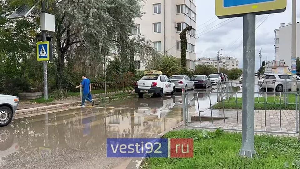 Обстановка у образовательного центра в микрорайоне Казачья бухта после ливня
