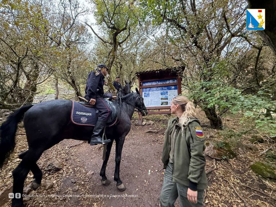 Охраняем леса. Лесники совместно с кавалерийским взводом полиции провели пешее патрулирование государственного природного заказника «Ласпи» Охраняем леса. Лесники совместно с кавалерийским взводом полиции провели пешее патрулирование государственного природного заказника «Ласпи»