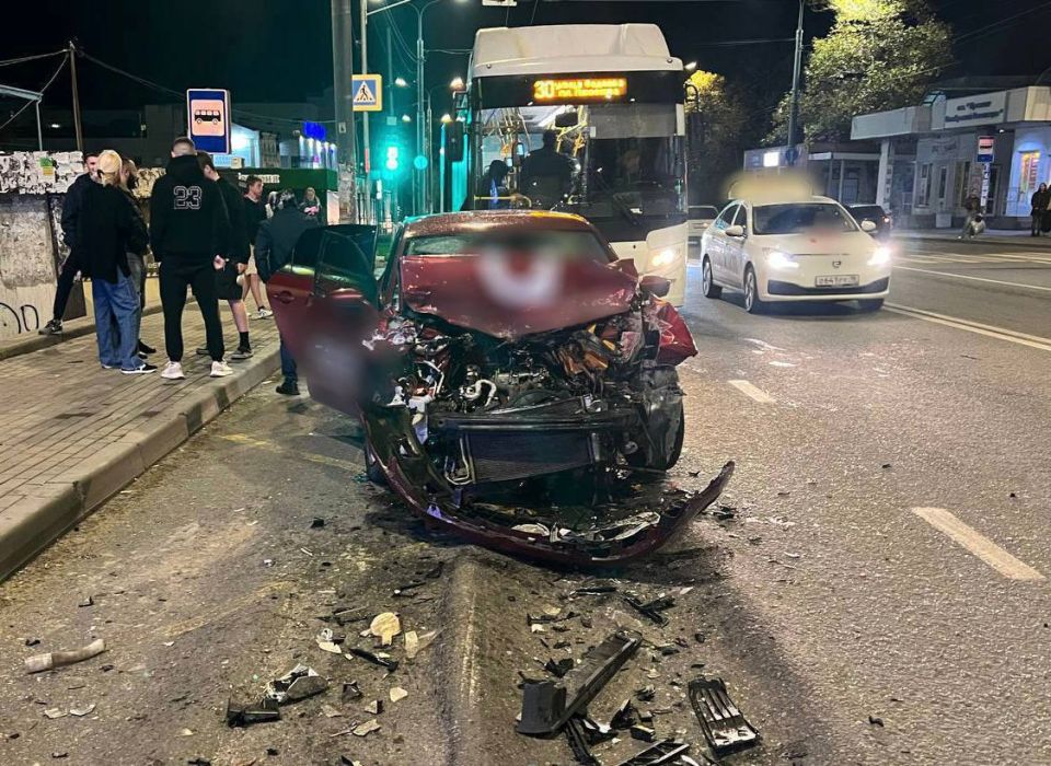 Легковушка врезалась в пассажирский автобус, стоящий на остановке на проспекте Октябрьской Революции